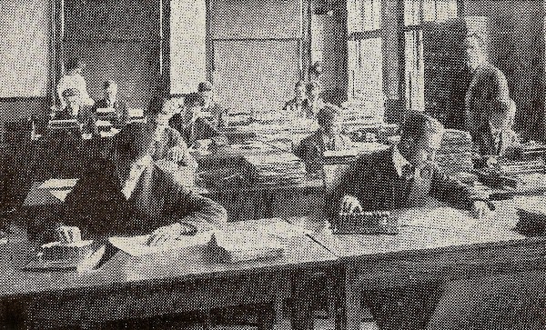 1918 Men Using Comptometers 3.11 OM.jpg (105645 bytes)